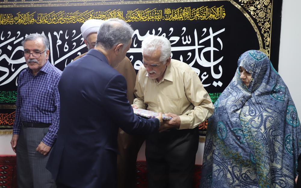 دیدار رئیس دانشگاه با خانواده یکی از جانبازان سرافراز دفاع مقدس