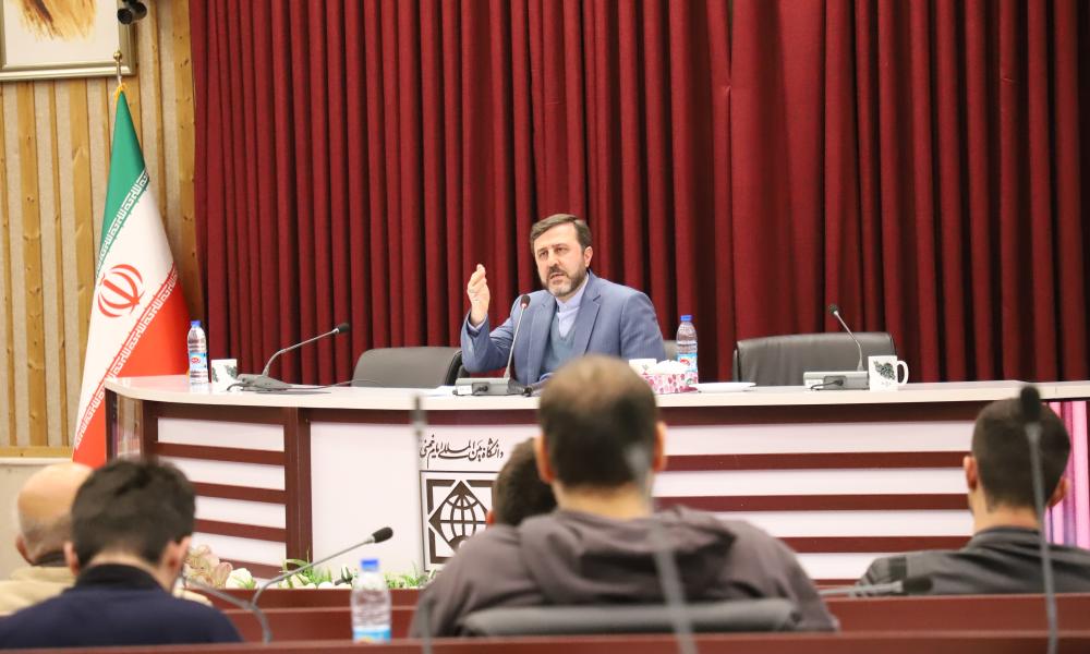 نشست معاون امور حقوقی و بین المللی وزارت امور خارجه با دانشجویان