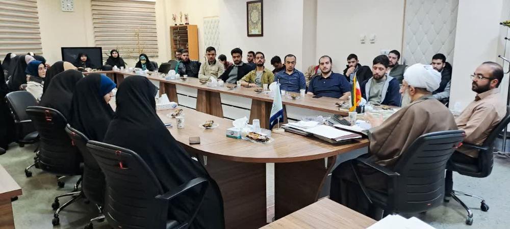 نشست فعالین هیئت دانشجویی محبین اهل بیت(ع) با رئیس دفتر نهاد رهبری در دانشگاه های استان قزوین
