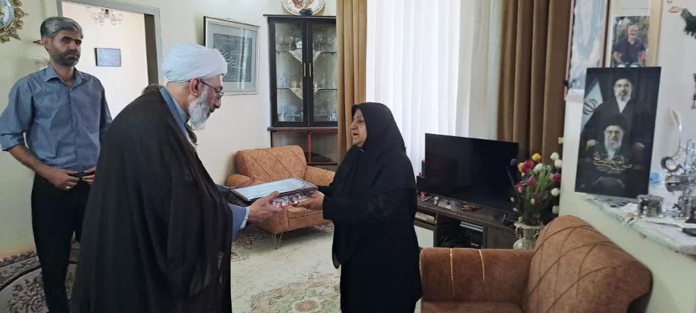دیدار ریاست و اعضای دفتر نهاد مقام معظم رهبری دانشگاه با خانواده شهید سرافراز حمید خلیلی